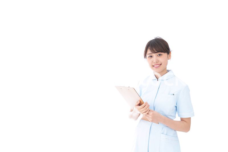 カルテを持つ看護師