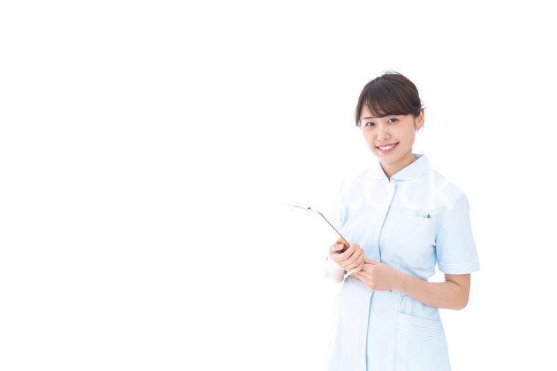 カルテを持つ看護師