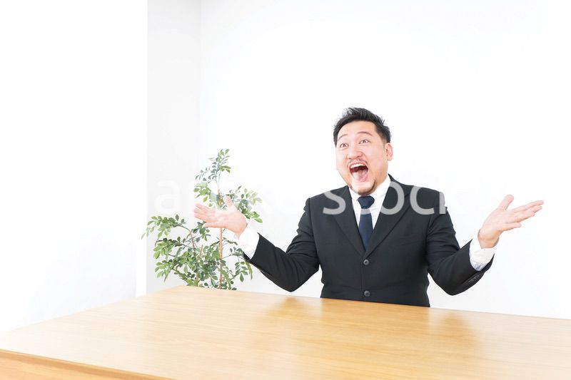 驚くビジネスマン