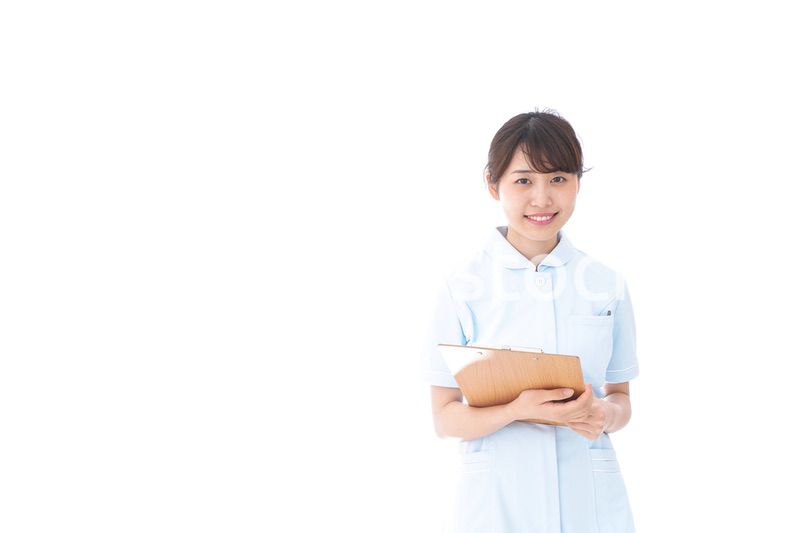 カルテを持つ看護師