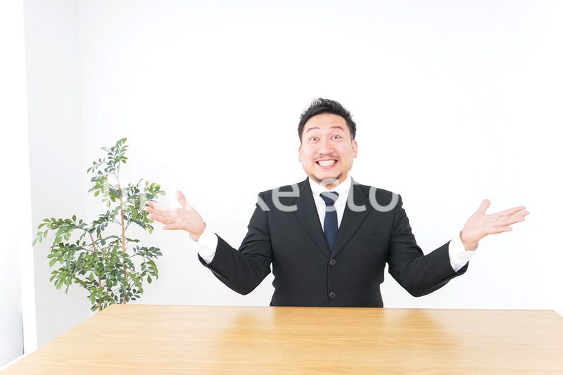 驚くビジネスマン