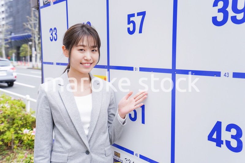 選挙の演説をする若い女性