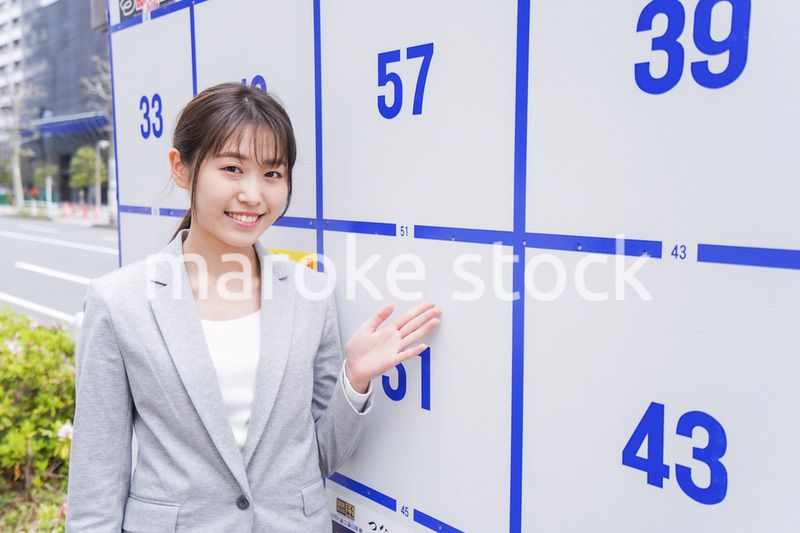 選挙の演説をする若い女性