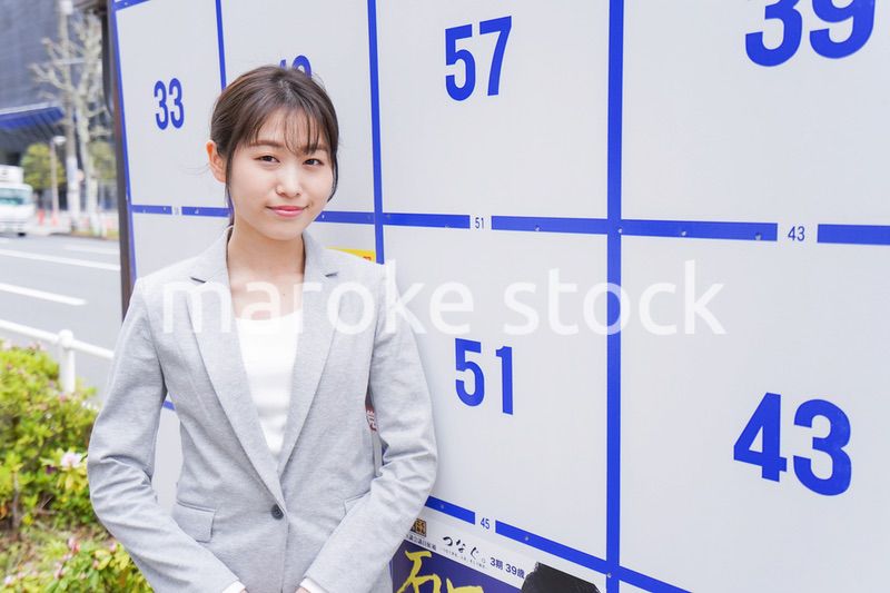 選挙の演説をする若い女性