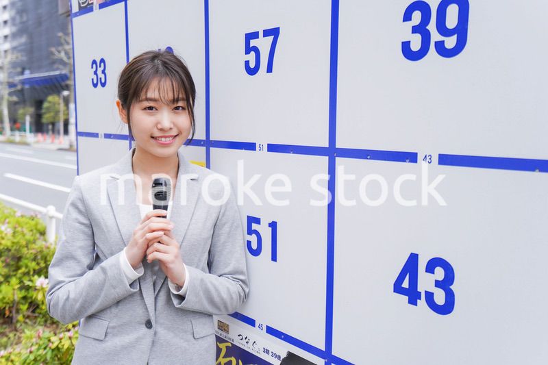 選挙の演説をする若い女性