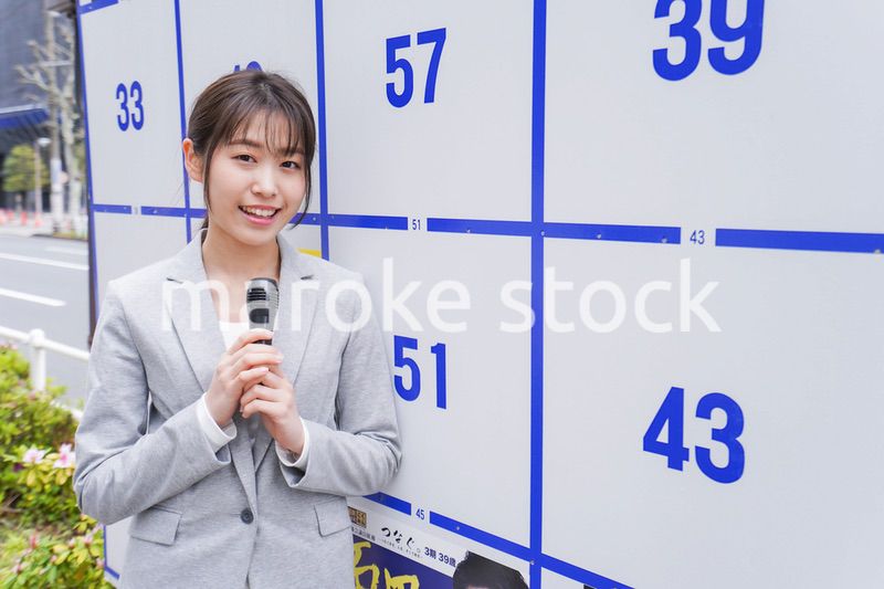 選挙の演説をする若い女性