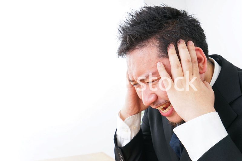 ストレスを抱えるビジネスマン