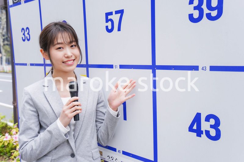 選挙の演説をする若い女性
