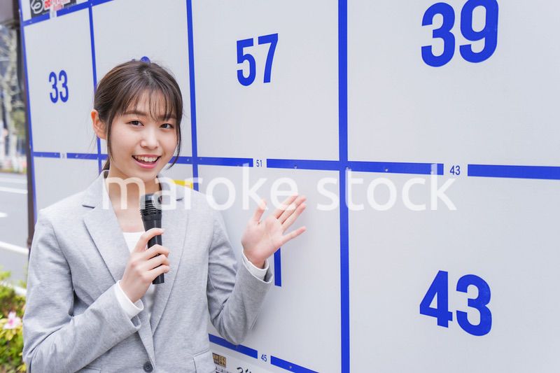 選挙の演説をする若い女性