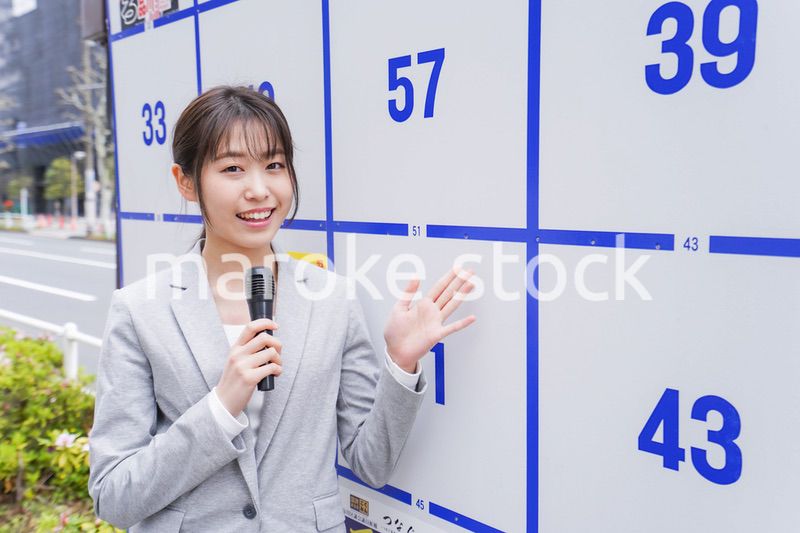 選挙の演説をする若い女性