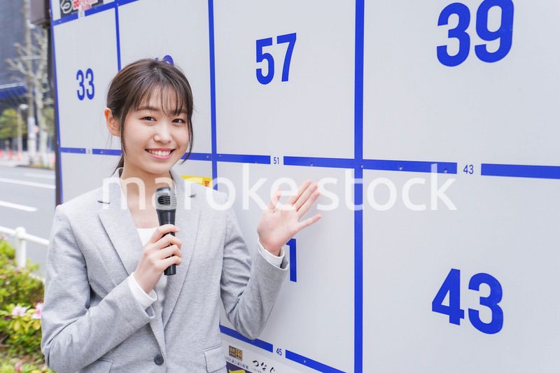 選挙の演説をする若い女性