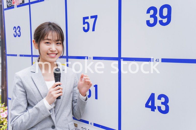 選挙の演説をする若い女性
