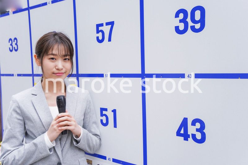 選挙の演説をする若い女性