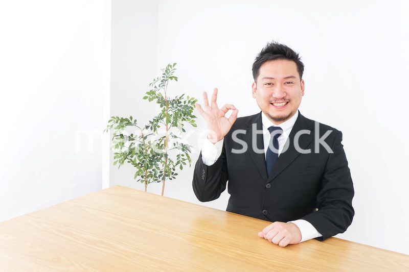 OKサインをするビジネスマン