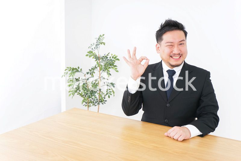 OKサインをするビジネスマン