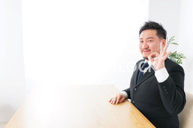 OKサインをするビジネスマン