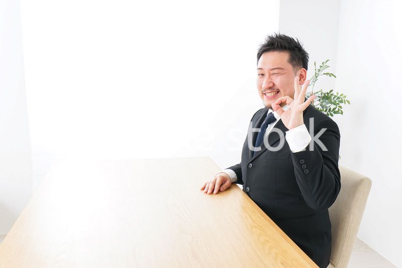 OKサインをするビジネスマン