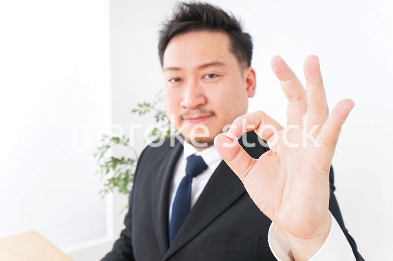 OKサインをするビジネスマン