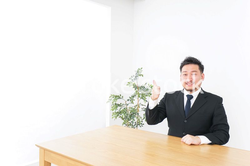 OKサインをするビジネスマン