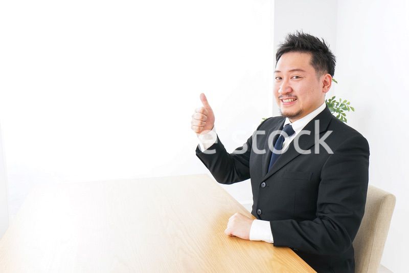 OKサインをするビジネスマン