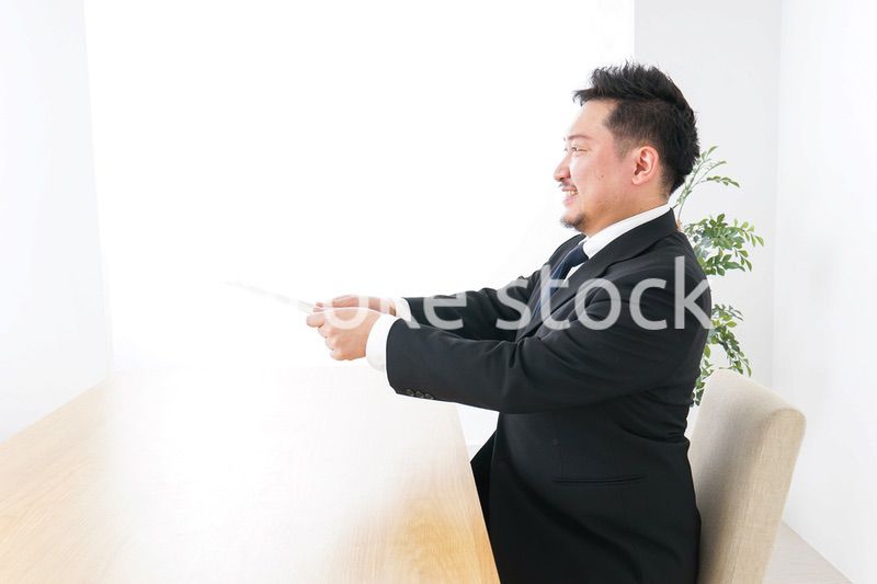 書類を提出するビジネスマン