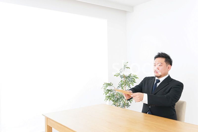 書類を提出するビジネスマン