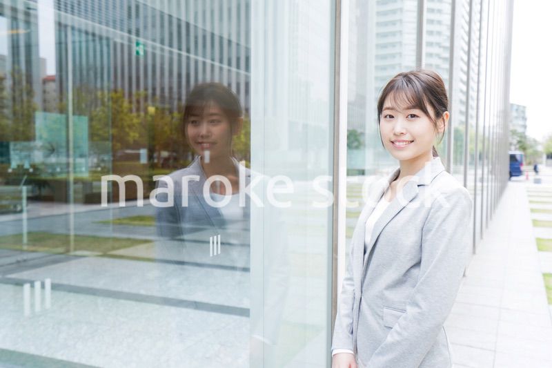 オフィス街を歩く若いビジネスウーマン