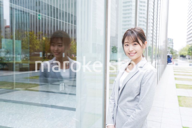 オフィス街を歩く若いビジネスウーマン