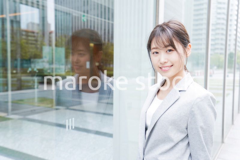 オフィス街を歩く若いビジネスウーマン