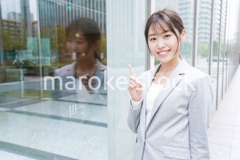 オフィス街を歩く若いビジネスウーマン