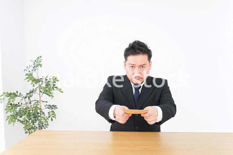 書類を提出するビジネスマン