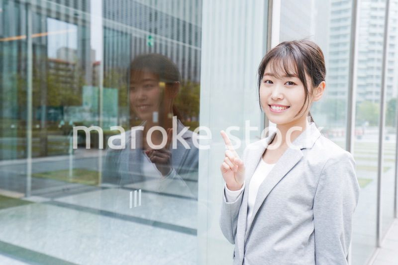 オフィス街を歩く若いビジネスウーマン