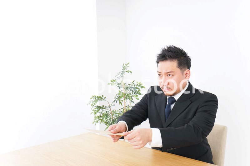 書類を提出するビジネスマン