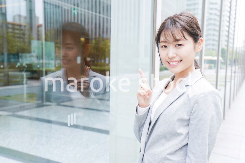 オフィス街を歩く若いビジネスウーマン