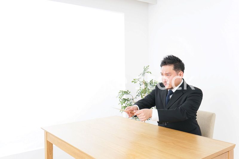 書類を提出するビジネスマン