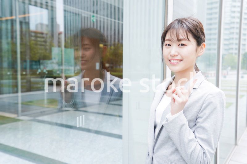 オフィス街を歩く若いビジネスウーマン