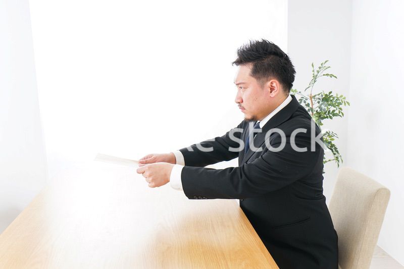 書類を提出するビジネスマン