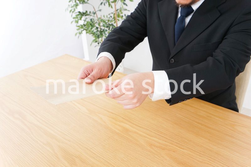 書類を提出するビジネスマン