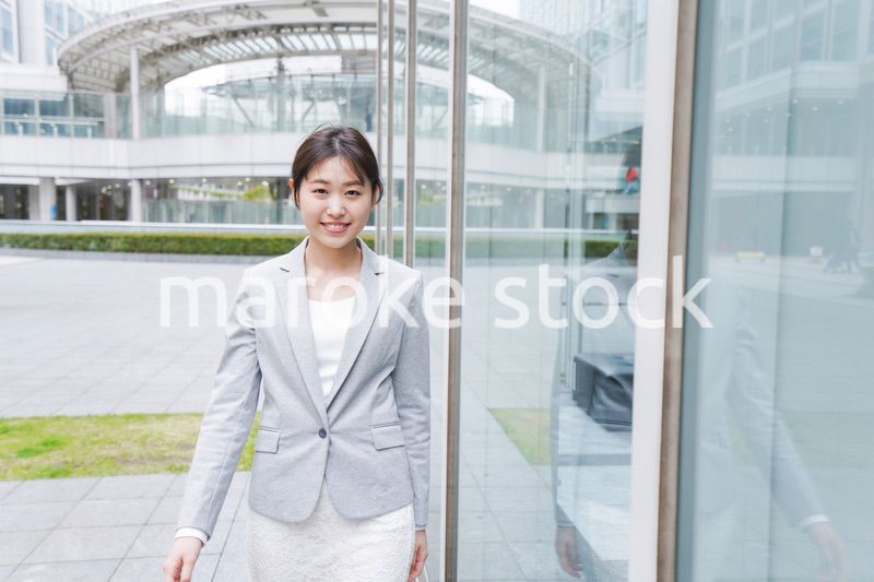 オフィス街を歩く若いビジネスウーマン