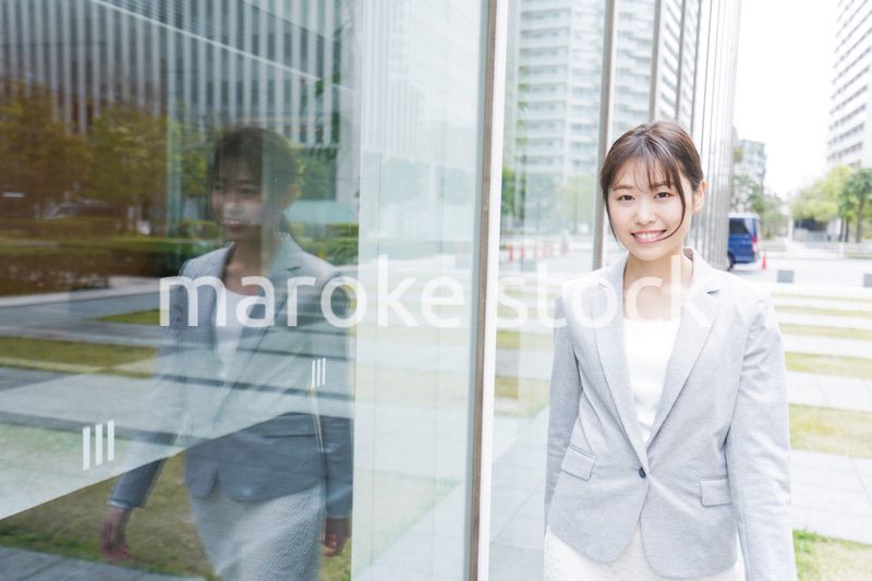 オフィス街を歩く若いビジネスウーマン