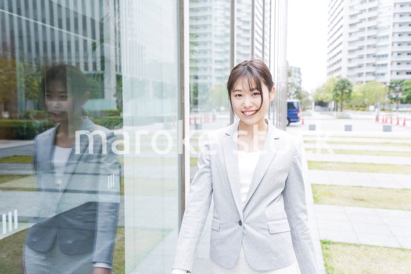 オフィス街を歩く若いビジネスウーマン