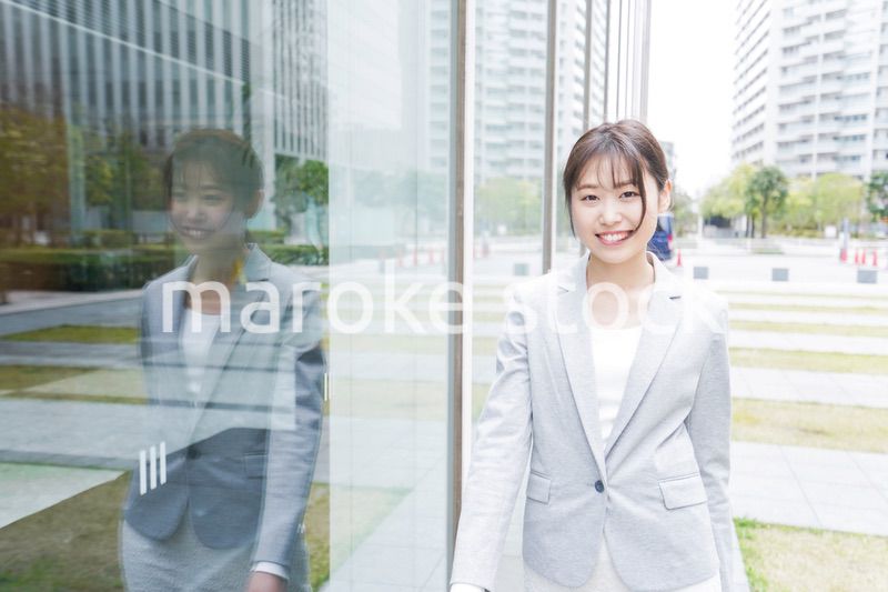 オフィス街を歩く若いビジネスウーマン