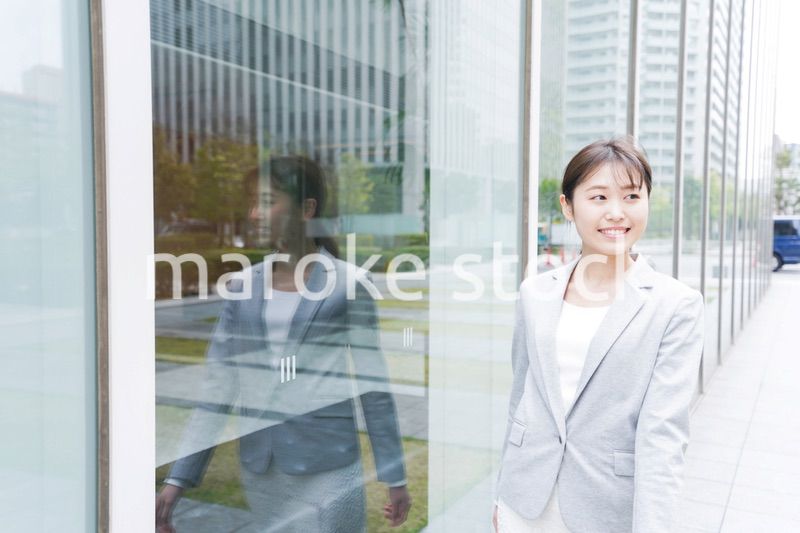 オフィス街を歩く若いビジネスウーマン