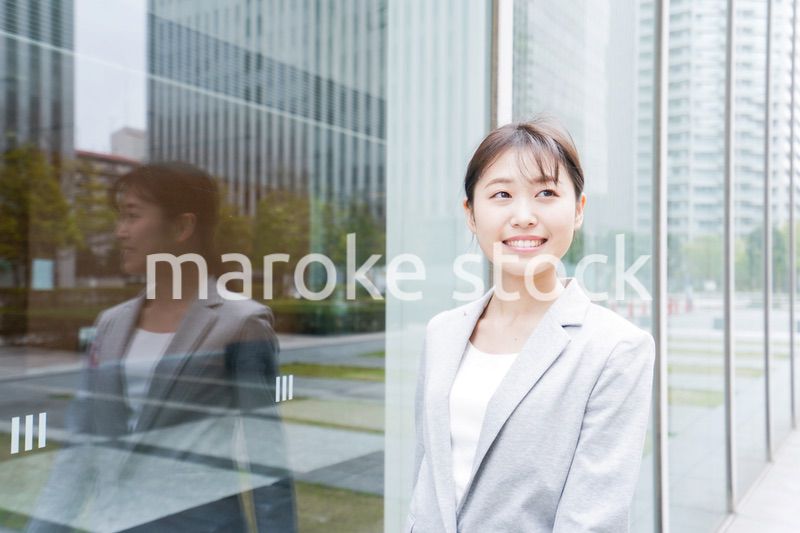 オフィス街を歩く若いビジネスウーマン
