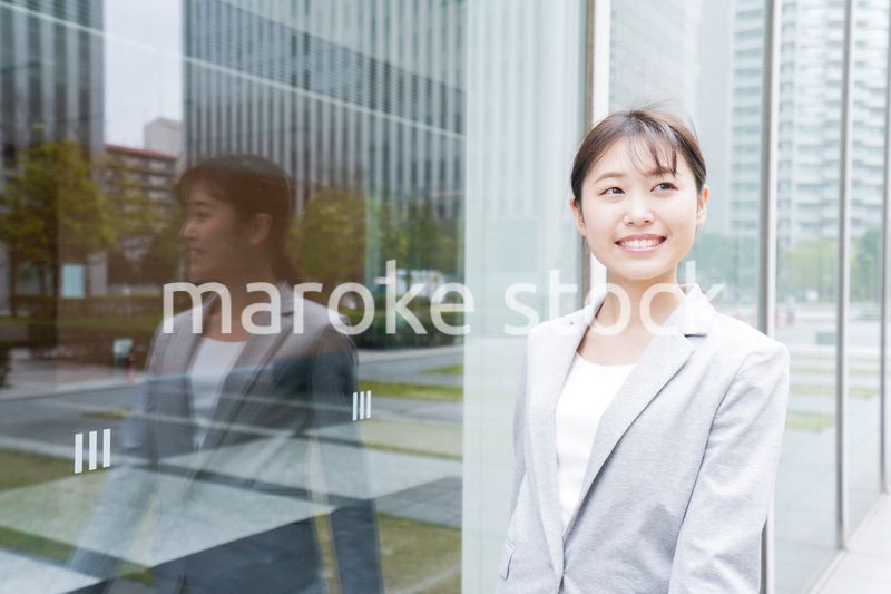 オフィス街を歩く若いビジネスウーマン