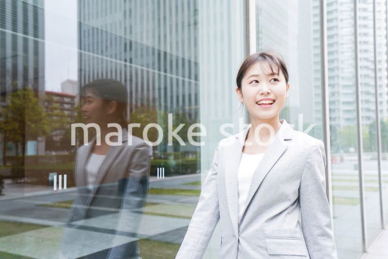 オフィス街を歩く若いビジネスウーマン