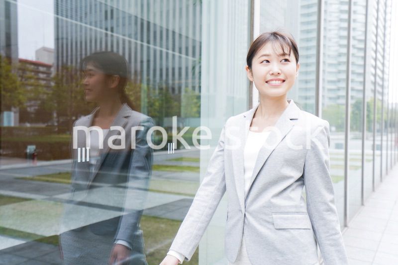オフィス街を歩く若いビジネスウーマン