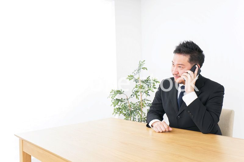 オフィスで電話をするビジネスマン