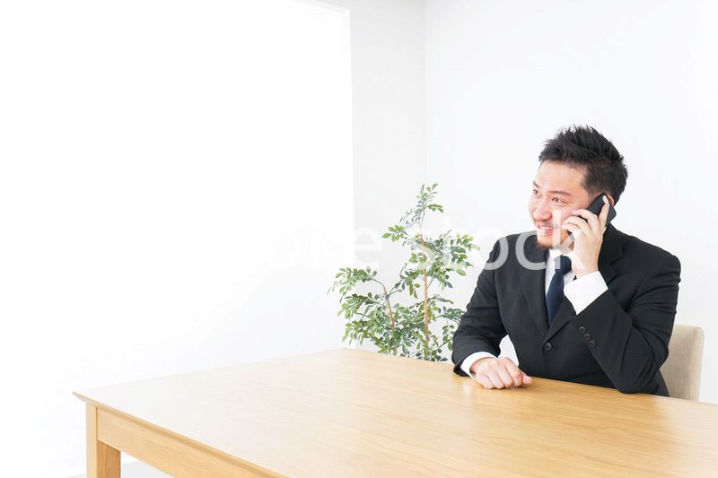 オフィスで電話をするビジネスマン