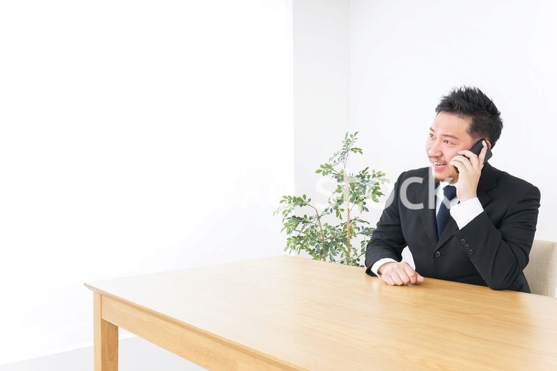 電話するビジネスパーソン